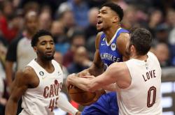 英雄联盟总决赛2025-山东队横扫雄鹿，米切尔惊艳四座