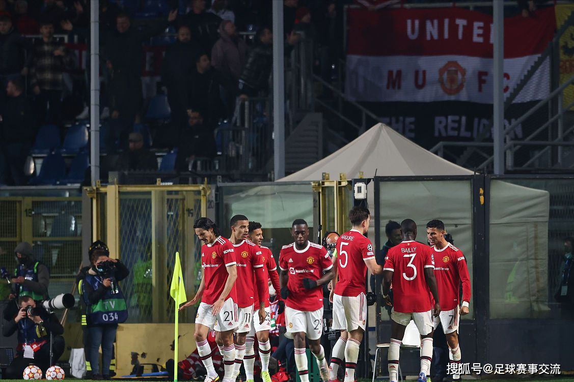 包含沃尔夫斯堡迎战奥格斯堡，胜负难断的词条