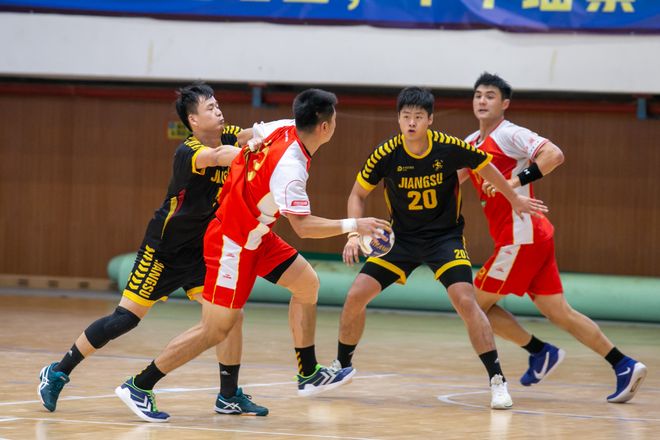 南部球队稳住阵脚,取得胜利收官 南部球队稳住阵脚,取得胜利收官