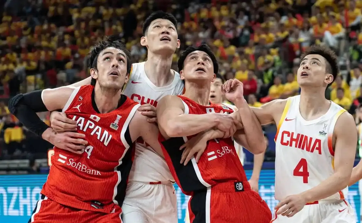 争冠热门球队场上碰撞,角逐冠军地位 争冠热门球队场上碰撞,角逐冠军地位