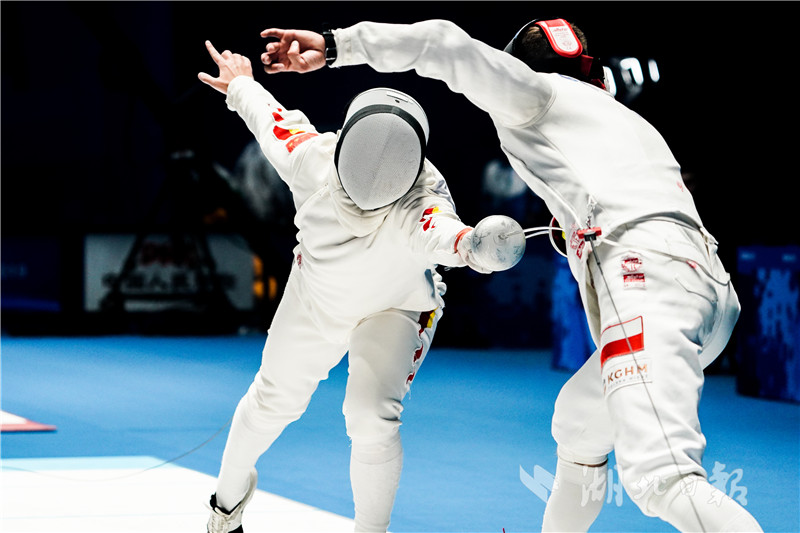 斯洛文尼亚击剑选手在比赛中斩获胜利 斯洛文尼亚击剑选手在比赛中斩获胜利