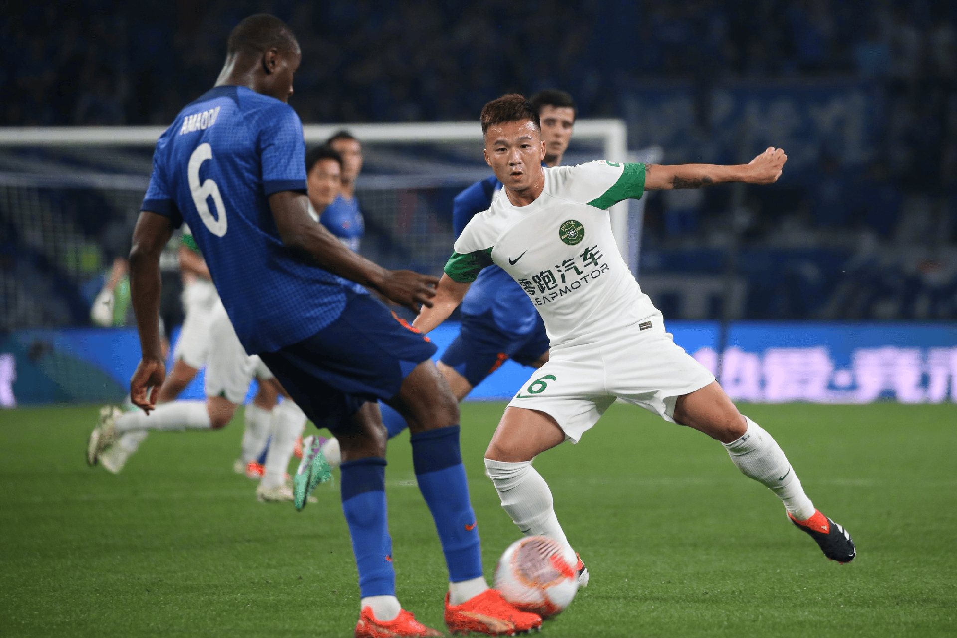 对手不甘落后，球队顶住压力夺冠