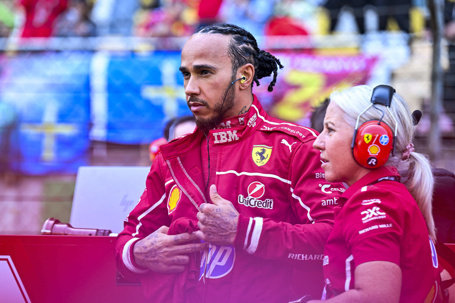 红牛车队力克梅赛德斯，汉密尔顿点燃赛场