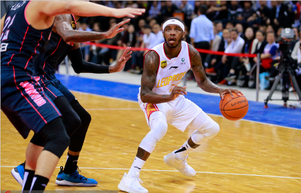 深圳队完胜广东队,克莱刷新纪录 深圳队完胜广东队,克莱刷新纪录