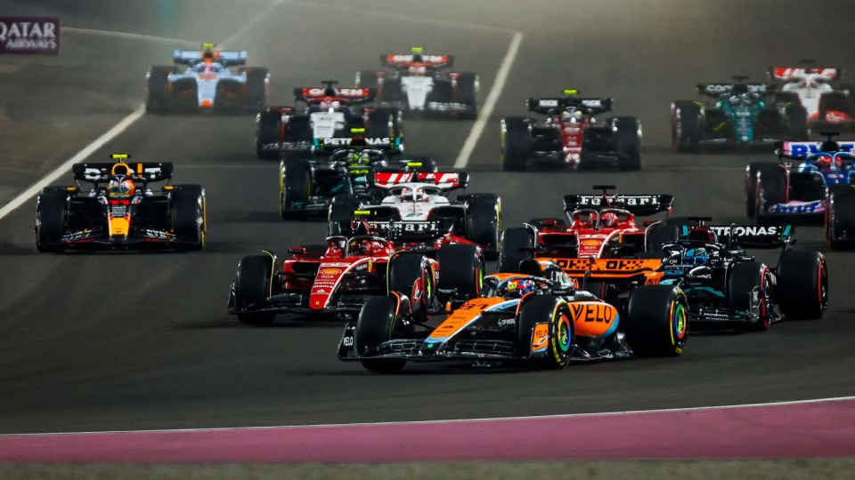 迈凯伦力克阿斯顿马丁，周冠宇带队取胜